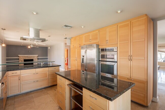 Building Photo - 1325 W Lobo Ave