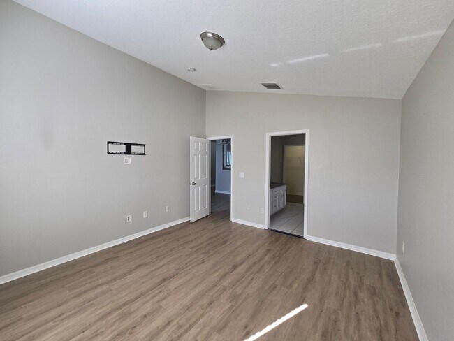 Building Photo - New Listing in Land O'Lakes