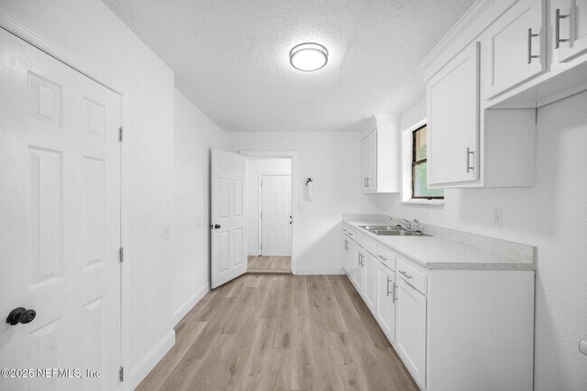 Building Photo - 2057 Blair St