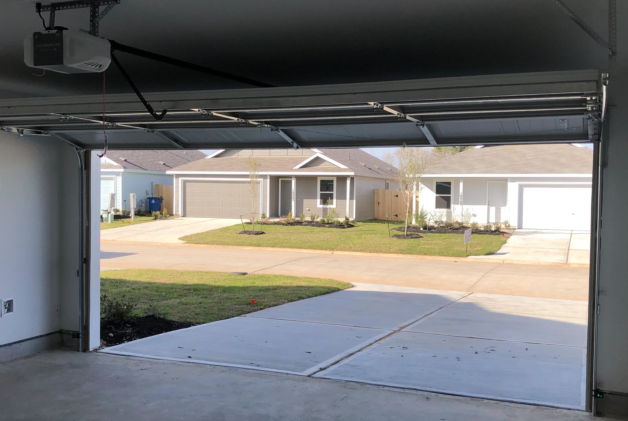 App-controlled garage door! - 16472 Blossom Grove Dr