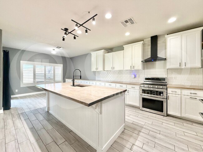 Building Photo - 960 E Chelsea Dr