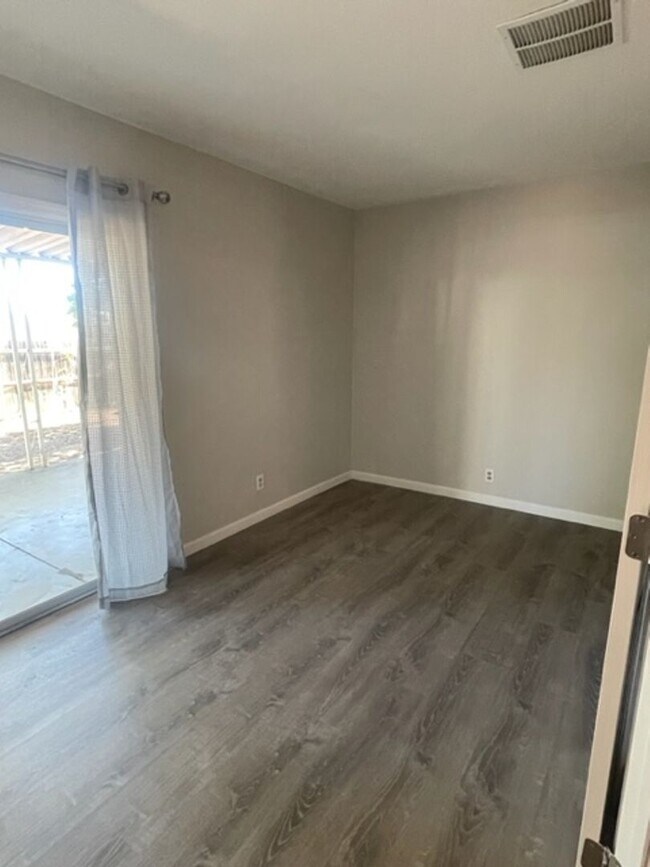 Building Photo - 2675 Sunset Dr