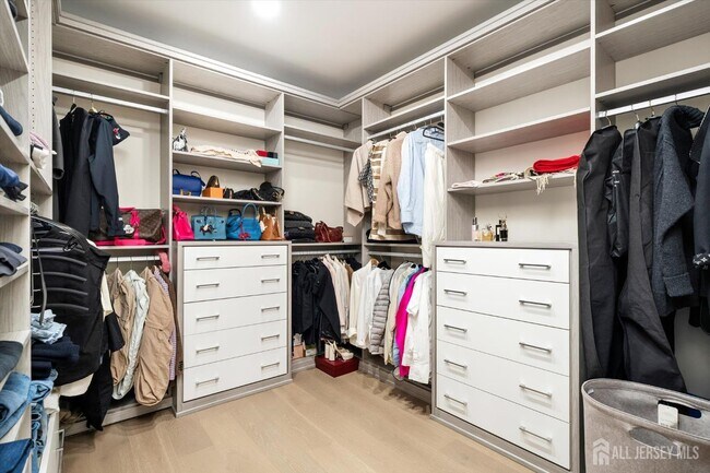 Building Photo - 11 Hamilton Dr