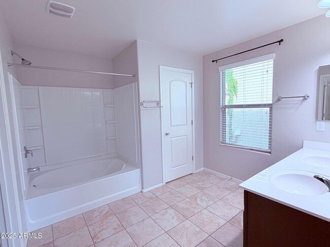 Building Photo - 5113 E Greenway St