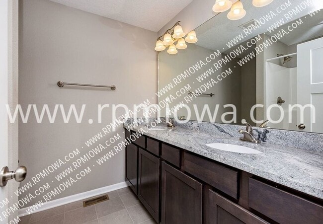 Building Photo - 4721 NE Oak Dr