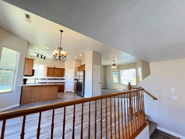 Building Photo - 693 E Castle Stone Dr