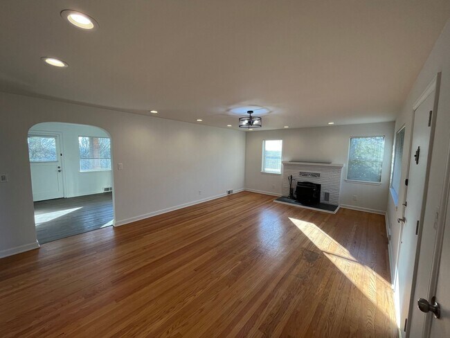 Building Photo - Newly renovated light filled 2 bedroom home with views of Rainer in Bryn Mawr-Skyway!