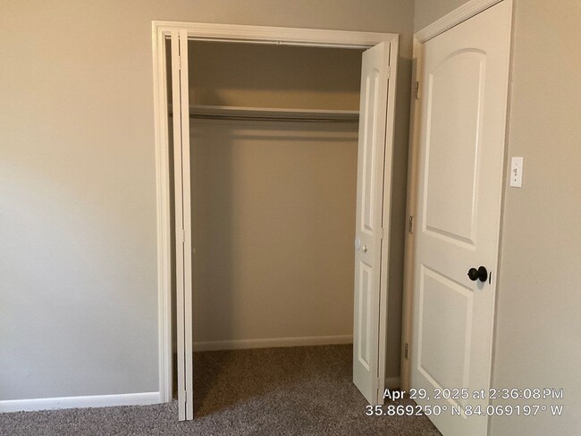 Building Photo - 3 Bedroom / 2.5 Bath House Available Now