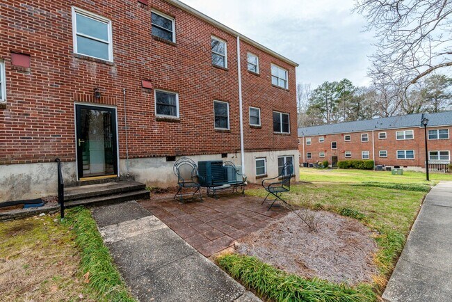 Building Photo - $975 - 2 bed/1 bath apartment for rent in Summerville, in-unit washer & dryer!