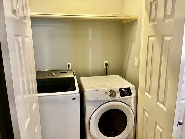 Building Photo - 106 N Eastwood St