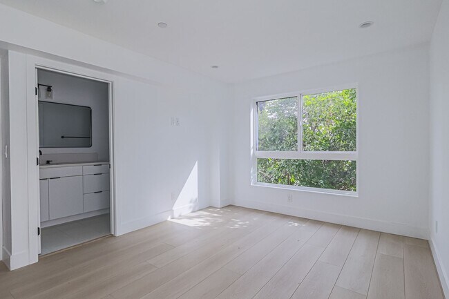 Building Photo - Modern 4 Bed / 3 Bath Townhome with Privat...