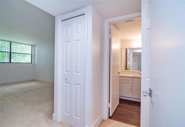 Building Photo - 491 Racquet Club Rd