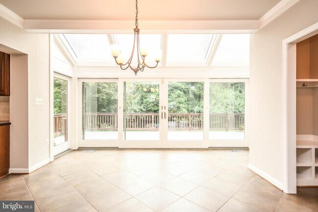 Building Photo - 1211 Vinita Ln