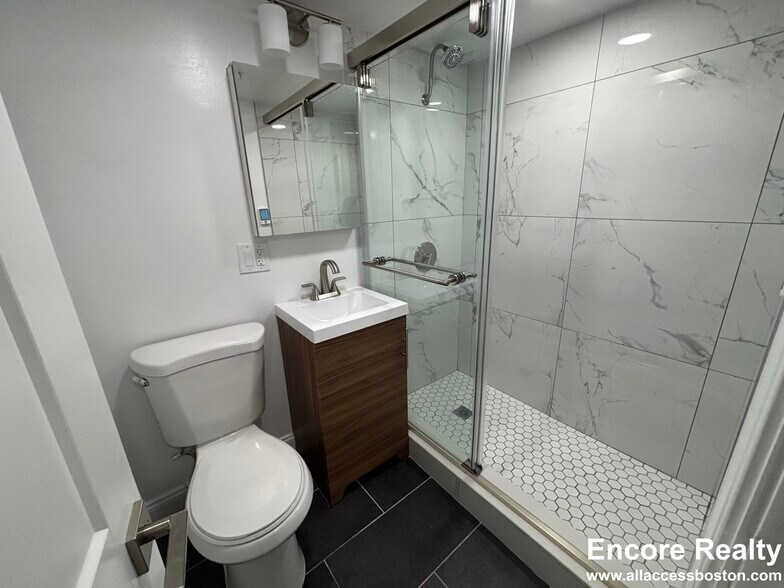 Building Photo - 529 Beacon St