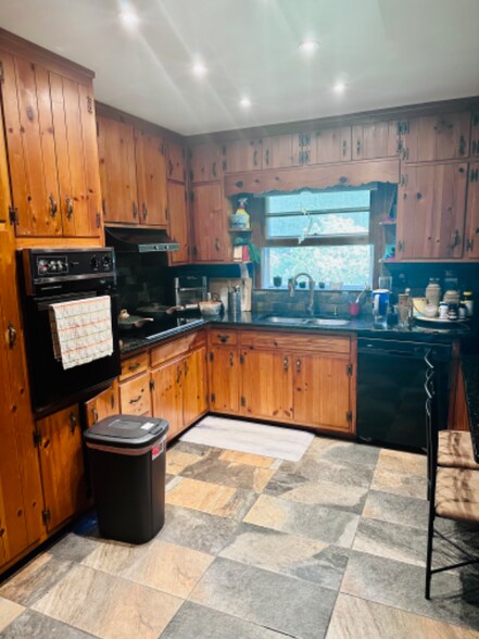 Kitchen - 2562 Meadow Lark Dr
