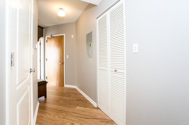 Building Photo - 1212 N Wells St