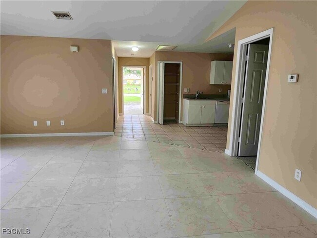 Building Photo - 711 Jack Ave S