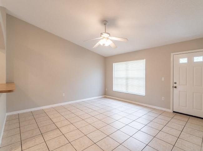 Building Photo - MOVE IN SPECIAL- Spacious 3/2 Duplex in St. Cloud Located Close to Lakefront