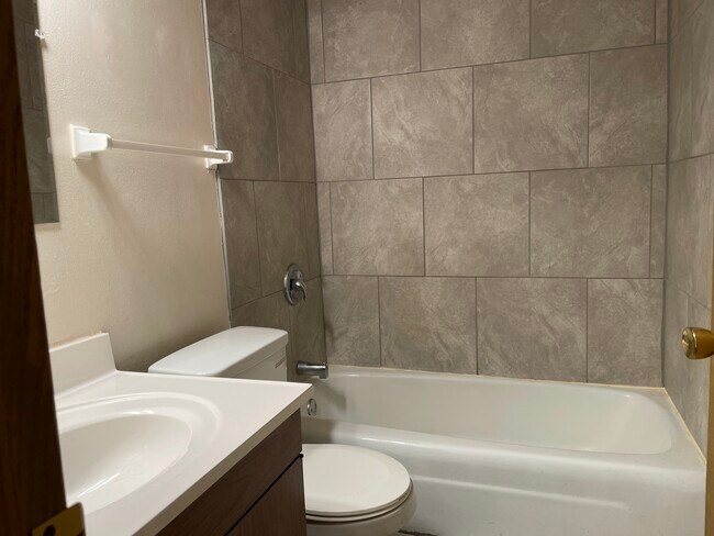 Full Bath - 3160 S Brust Ave