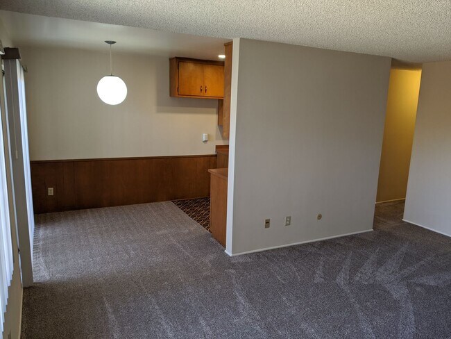 Building Photo - Clean condo in quiet community