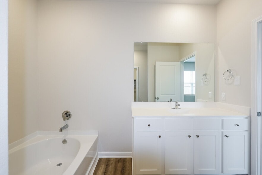 Building Photo - 16454 Honeysuckle Hl Dr