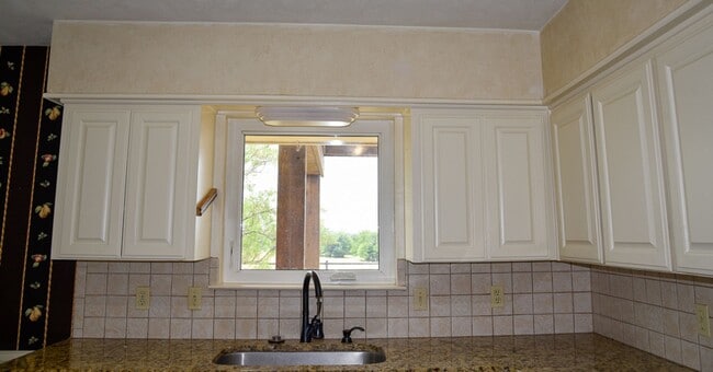 Building Photo - Country Home with 3 Bedrooms and 2 Baths