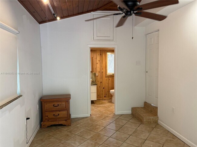 Building Photo - 612 SW 11th Ct