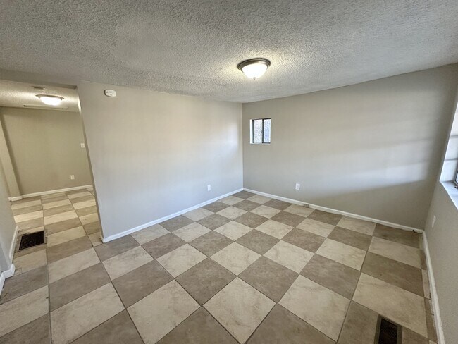 Building Photo - 1512 Cherry Ave