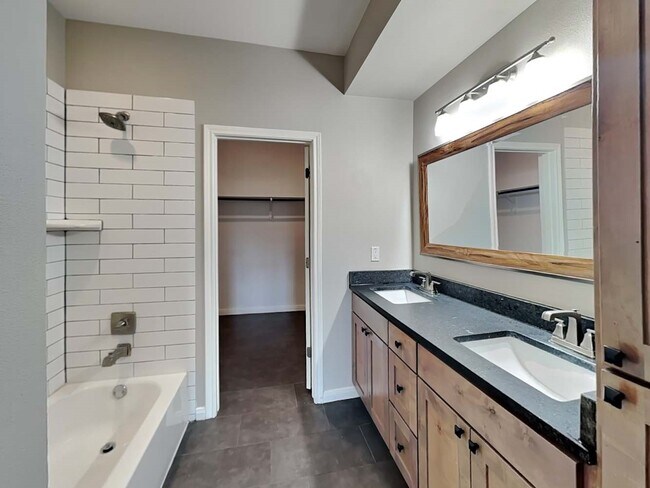 Building Photo - 179 Holly St