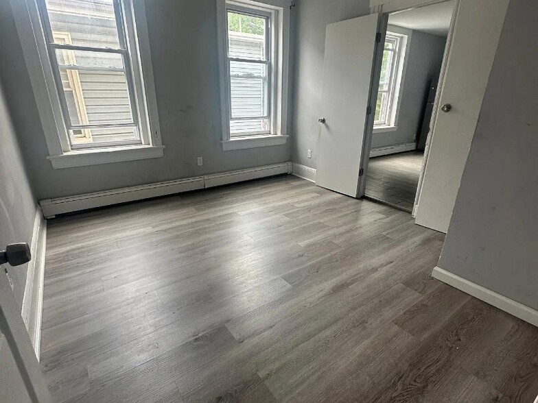 Building Photo - 16 River St