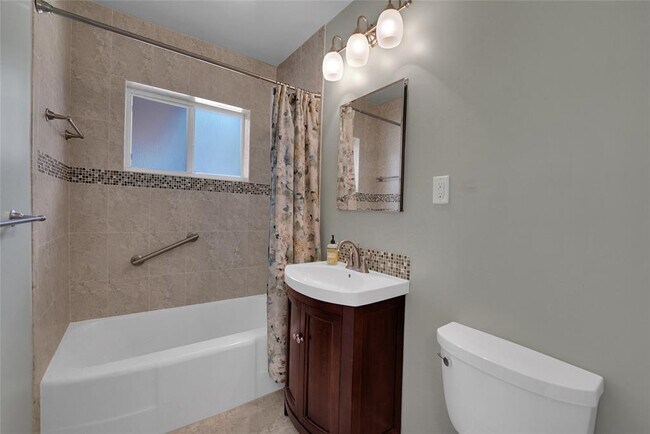 Building Photo - 2725 SE 5th Ct