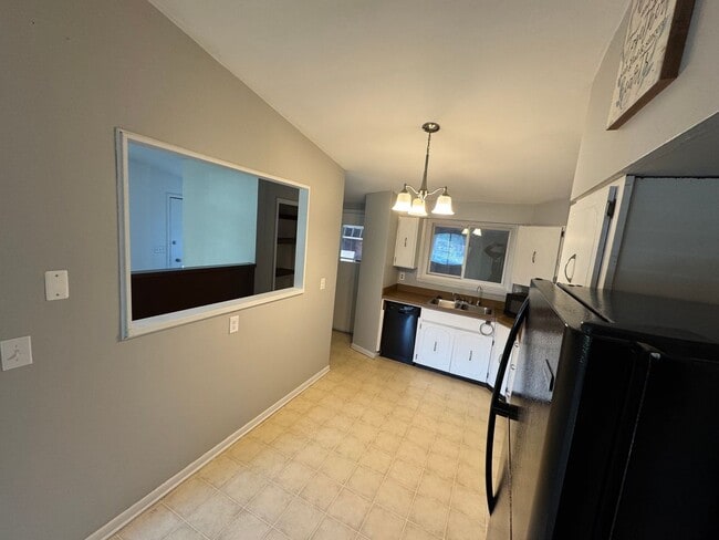 Building Photo - Three Bedroom / 1.5 Bathroom House AVAILABLE October
