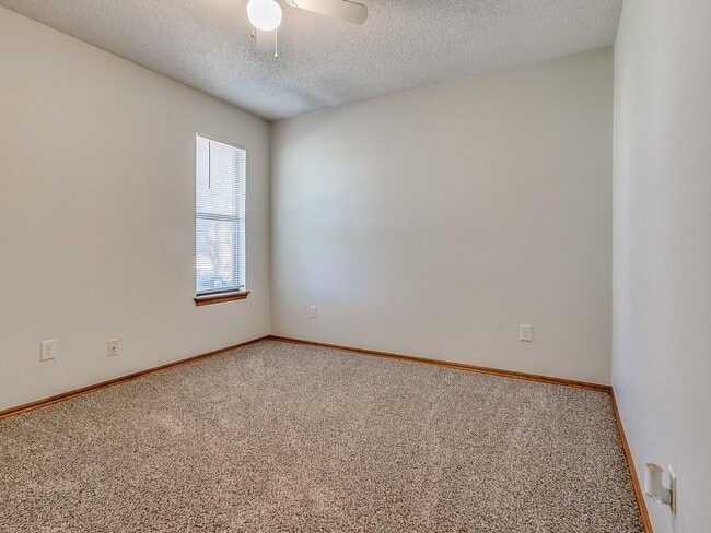 Building Photo - Adorable duplex in Norman