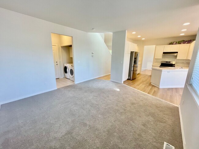 Building Photo - Stylish Bull Mountain Home – 3 Bed, 2.5 Ba...