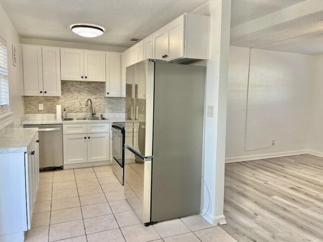 Building Photo - 303 Smith Dr NE