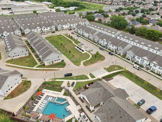 Building Photo - 3816 Carmel Villas Dr