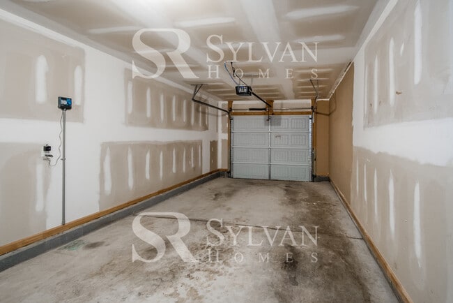 Building Photo - Gorgeous 4-bedroom, 2.5-bathroom house