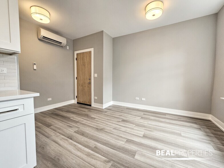 Building Photo - 3935 N Janssen Ave