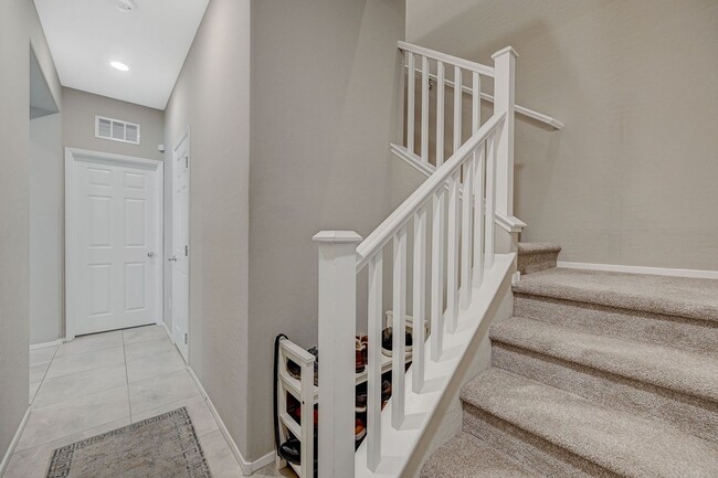 Building Photo - Modern 3 Bedroom Townhouse near Blue Diamond