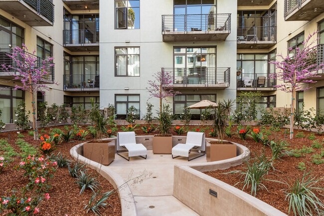 Building Photo - Modern Chic 2 bedroom at M2i