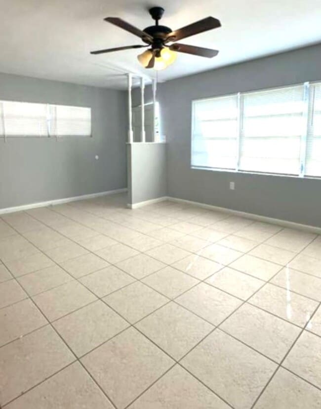 Building Photo - Charming 2 Bedroom Home with Fenced Yard & Screened Patio – Prime Location!