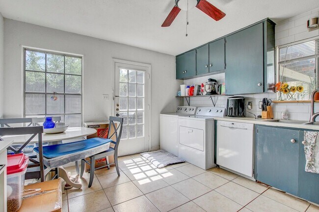 Building Photo - 3317 S Oak Dr