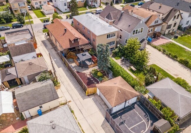 Building Photo - 5014 W Cornelia Ave