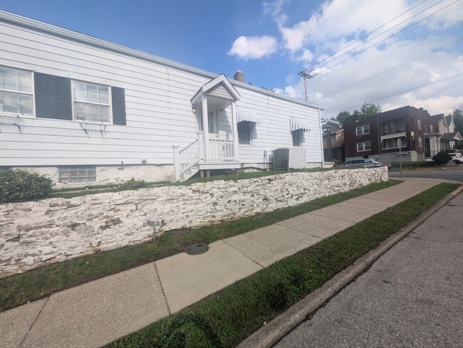 Building Photo - 336 Oak St