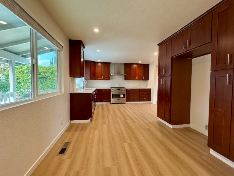 Building Photo - 148 Lancaster Way