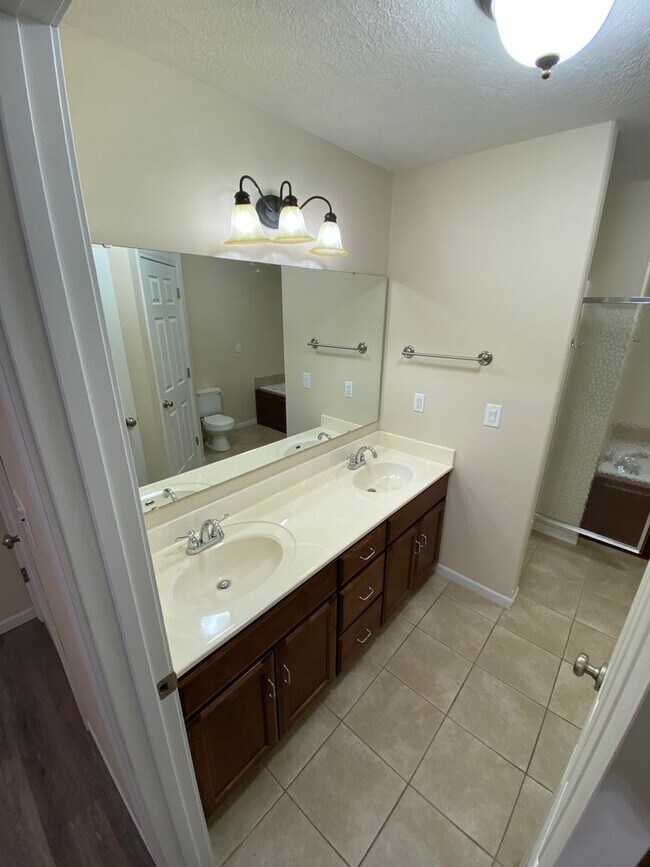 Building Photo - Available November 5, 2024! Call Watson & ...