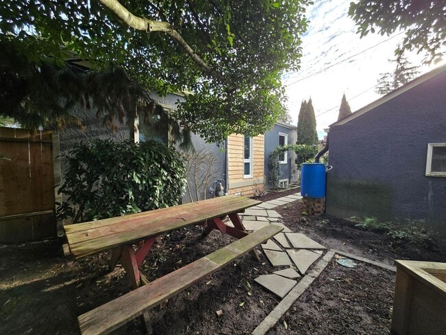 Building Photo - 4 Bedroom, 2 Bathroom House!