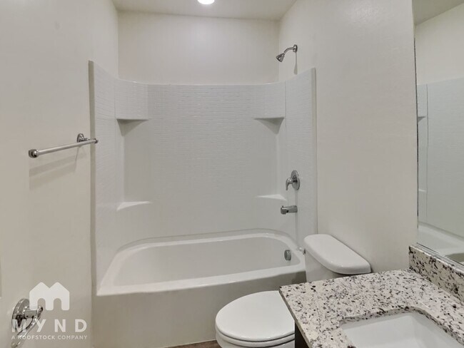 Building Photo - 282 S Oak St