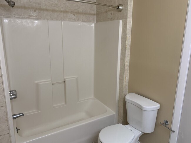Building Photo - 2 Bedroom Upper Close to Downtown!