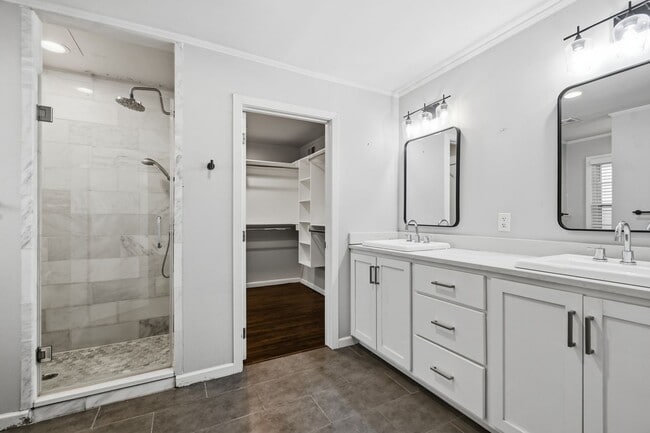 Building Photo - Midtown Tulsa | 3 Bed | 2 Bath | Recently Renovated